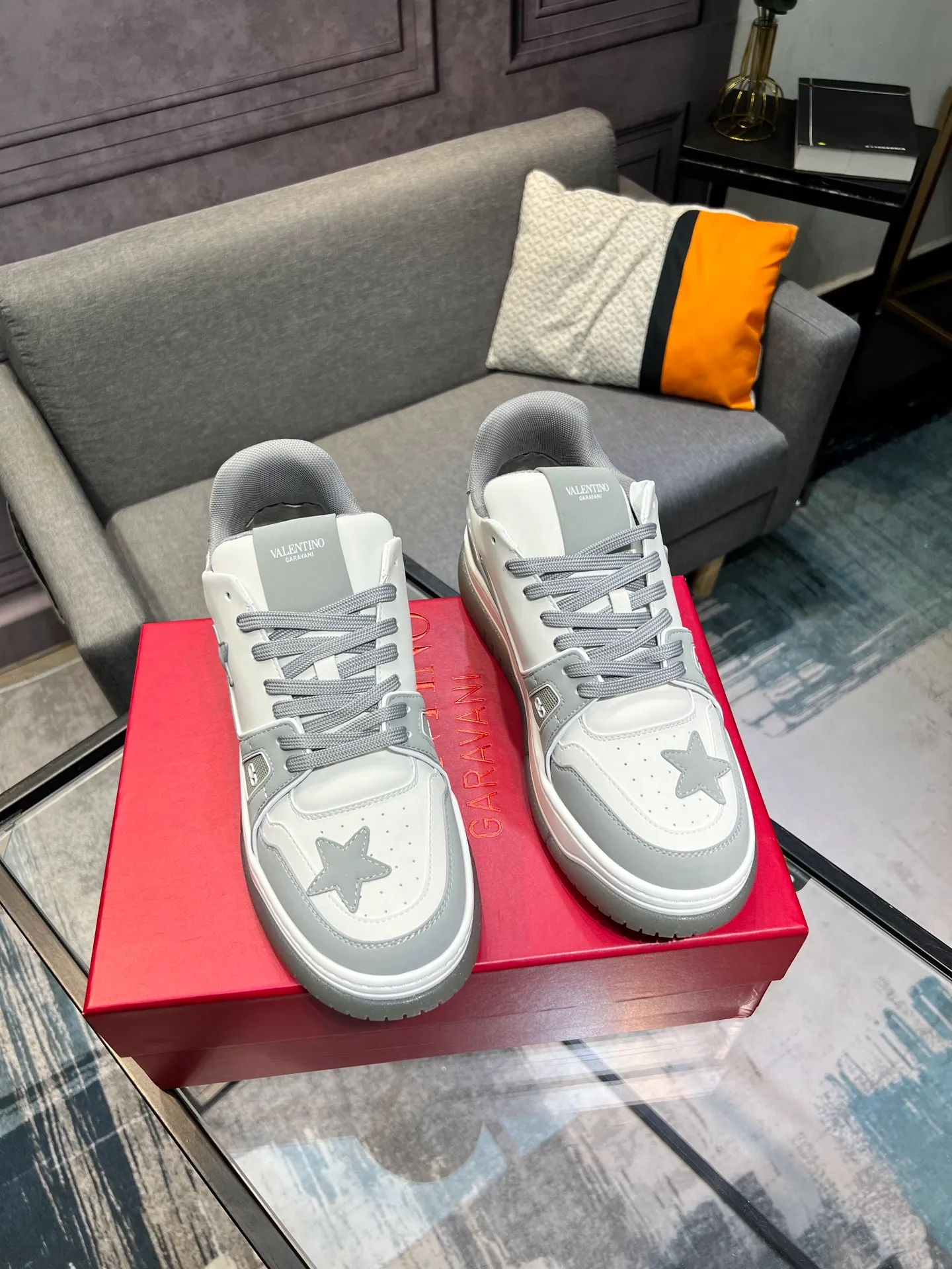 Men's Men's Shoes 💰660 Valentino 2023 early autumn new star shoes are now online! Wang Hedi and Ren Jialun have been worn by many celebrities. Who can refuse the same couple shoes as Wang Hedi! The design of Stars Stab My Heart is cool and spicy. The material of the shoes is cowhide, and every color is beautiful! Size 35-40, men’s size 39-44 (women’s 41, men’s 38, 45🉑️customized)